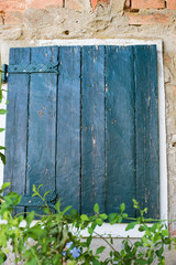 Finestre con persiane, scuri verdi, casa rustica di campagna