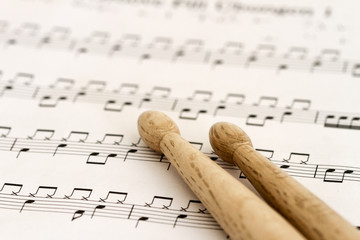 Notenblatt mit Schlagzeug Drumsticks