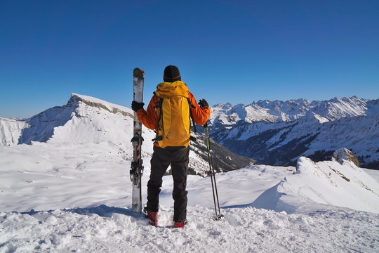 Skitourengeher am Gipfel mit Aussicht 