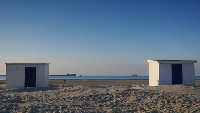chalets de plage &agrave; Boulogne sur mer le soir