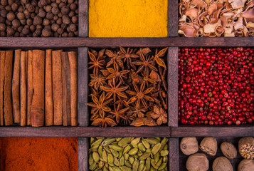 Анис и специи в темной деревянной коробке