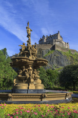 Fototapeta na wymiar Gold status and the famous Edinburgh castle