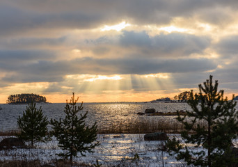 Obraz premium Winter evening at Baltic Sea with overcast sky