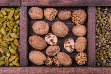 Мускатный орех и специи в деревянной коробке