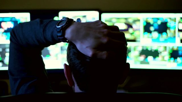 man play online poker