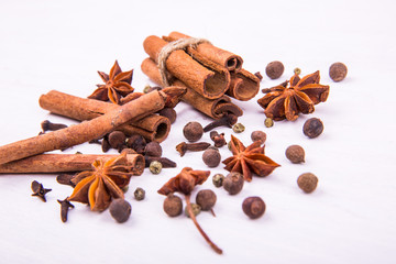 Палочки корицы и аниса на белом фоне