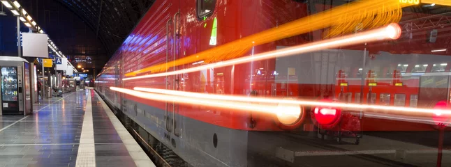 Zelfklevend Fotobehang Treinstation treinstation avond verkeerslichten panorama