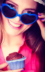 Obraz premium Smiling summer woman holds cake in hand