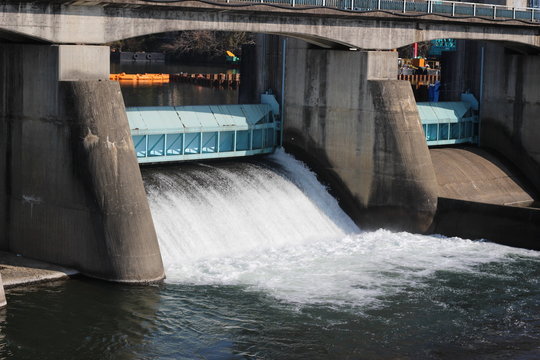ダムの放流
