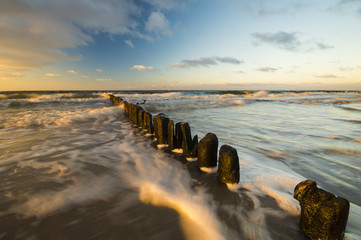 zachód słońca nad morską plażą zimą