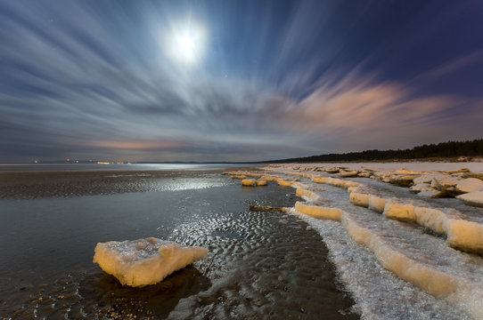 Fototapeta Księżycowa noc nad zamarźniętym morzem