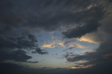 Obraz premium Dramatic dark sky before the storm at dusk