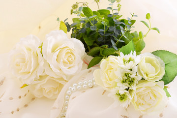 美しい花とアクセサリー