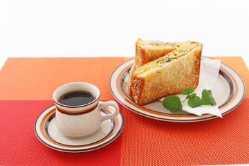 おいしそうなサンドイッチと珈琲