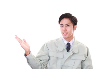 案内する作業員
