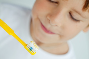 Kid are washing teeth 