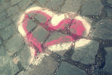 Herz in Vintage Style auf Stein gemalt