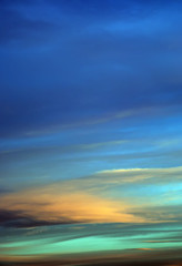 bunter bokeh defokussierter abstrakter hintergrund, der basierend auf schönen sonnenaufgangsflammenwolken am himmel erstellt wurde