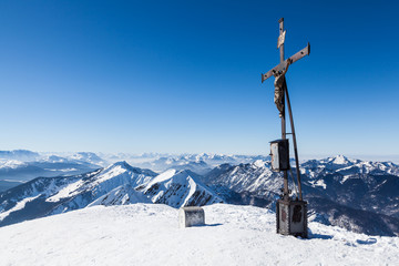 Fototapeta na wymiar Gipfelkreuz im Winter