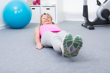 frau macht fitnessübungen