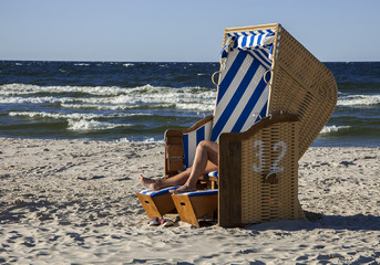 WYPOCZYNEK W KOSZU NAD MORZEM © Wojciech Wrzesień