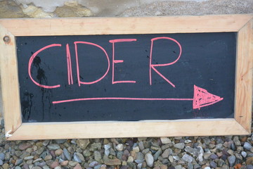 Handwritten sign pointing to the bar at a cider wassail