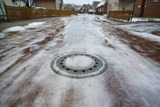 Spiegelglatte Stra&szlig;e