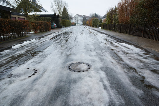 Spiegelglatte Stra&szlig;e