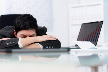 angestellte schläft am arbeitsplatz