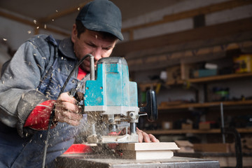 Carpenter working of manual milling machine