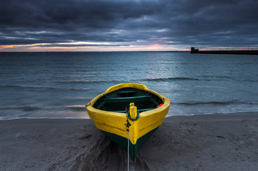 łódź rybacka na brzegu plaży o zachodzie słońca - obrazy, fototapety, plakaty