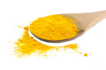 Curcuma su un cucchiaio di legno
