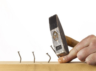 Sich mit dem Hammer auf den Finger schlagen