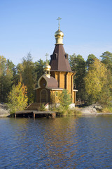 Деревянная церковь апостола Андрея Первозванного на Вуоксе осенним днем крупным планом. Ленинградская область