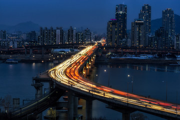 Fototapeta premium Rush hour traffic over Cheongdam bridge