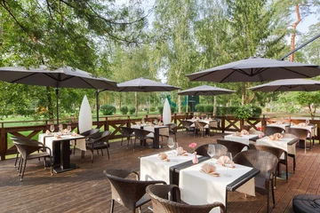Vlies Fototapete Restaurant Terrassenrestaurant im Park mit Tischdekoration