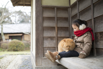 猫と遊ぶ女の子