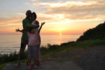 Fototapeta premium 夕焼けと家族
