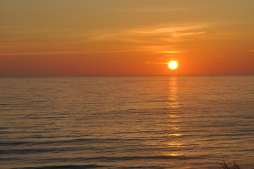 日本海に沈む夕陽　海　美しい　新潟　空　荘厳