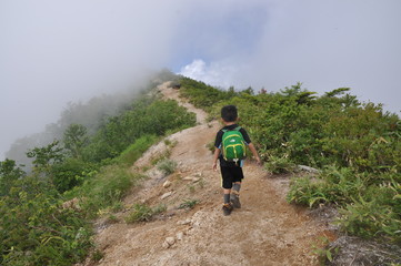 Fototapeta premium ハイキング 少年 歩く