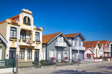Fototapeta na wymiar colorful houses in Aveiro, Portugal
