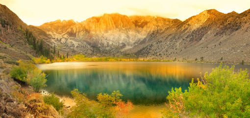 Naklejka premium Panoramic view of Convict lake in eastern Sierra mountains.