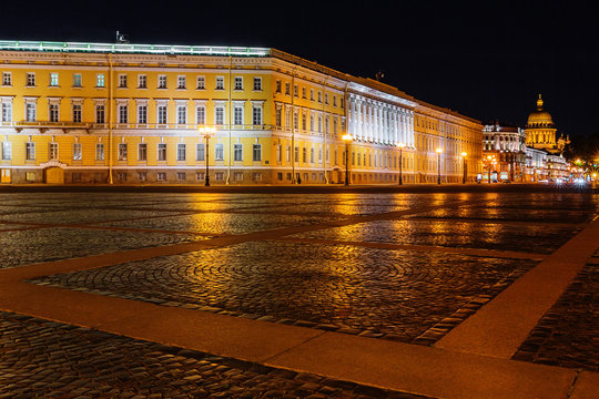 Palace square in Saint Petersburg at night