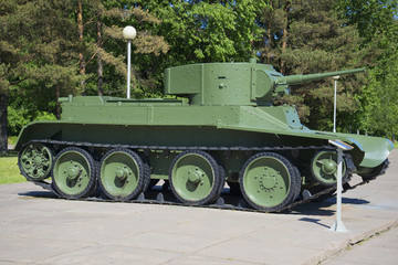 Fototapeta na wymiar Советский колесно-гусеничный быстроходный танк БТ-5, установленный у музея-диорамы 