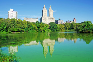 Fototapeta na wymiar New York, il palazzo San Remo visto da Central Park, riflessi nel laghetto, 14 settembre 2014