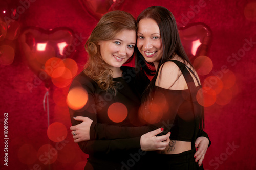 Zwei frauen flirten miteinander