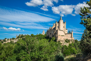 Obraz premium Segovia, Spain. The famous Alcazar of Segovia, rising out on a r