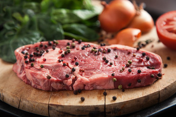 Frisches Rindersteak mit Pfefferkörnern 