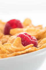 Nahaufnahme Cornflakes mit Himbeeren
