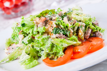 Warm salad with beef and herbs